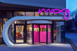 マイアミにあるMoxy Miami Wynwoodのピンクの扉とネオンの看板が並ぶ店頭