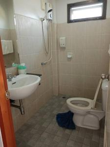 een badkamer met een toilet en een wastafel bij Phuphamok Valley Resort in Ban Na Dan