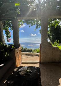 Habitación con vistas al océano a través de una ventana en Rockwater Resort, en Tanna Island
