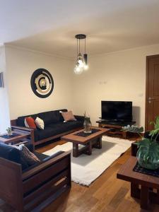 a living room with a couch and a tv at Estratégico, Elegante y equipado in Cochabamba