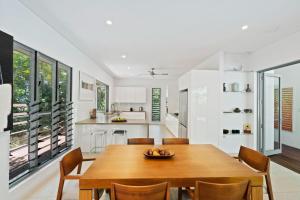 Afbeelding uit fotogalerij van Belle Escapes 60 Ocean Palm Cove in Palm Cove