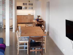 uma sala de jantar com uma mesa de madeira e cadeiras em Holiday home Tau III em Tau