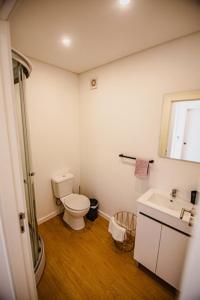 un baño con inodoro y lavabo en Deluxe Private Pool Bungalow, en Celorico de Basto