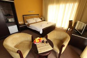Un pat sau paturi într-o cameră la Holy Family Hotel