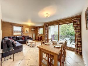 ein Wohnzimmer mit Tisch und Couch in der Unterkunft Chamonix: Appartement 3 pièces avec parking et wifi, 6 pers - FR-1-507-76 in Chamonix-Mont-Blanc + 8 Fotos