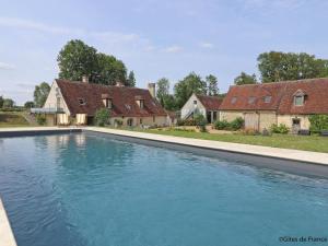 uma piscina em frente a uma casa em Gîte Appenai-sous-Bellême, 5 pièces, 11 personnes - FR-1-497-186 em Appenai-sous-Bellême