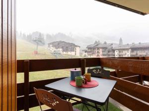 una mesa con 2 tazas de café en el balcón en Appartement chaleureux 5 pers. à Valmorel - Avec balcon et acceptant chiens - FR-1-291-1004, en Valmorel