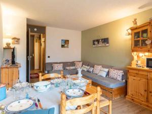 una sala de estar con una mesa y un sofá en Appartement chaleureux 5 pers. à Valmorel - Avec balcon et acceptant chiens - FR-1-291-1004, en Valmorel 2 fotos más