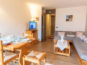 una sala de estar con una mesa y un sofá en Appartement chaleureux 5 pers. à Valmorel - Avec balcon et acceptant chiens - FR-1-291-1004, en Valmorel