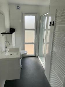 Kylpyhuone majoituspaikassa Marina Strandbad Chalet Aan het Water mit Zaun Haus Nr 134