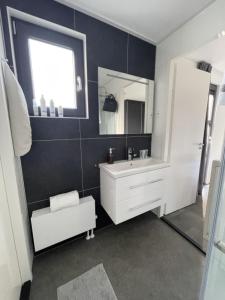 un bagno con un lavandino bianco e uno specchio di Enkhuizer Strand Chalet Sunkiss Dritte Reihe Haus Nr 217 a Enkhuizen
