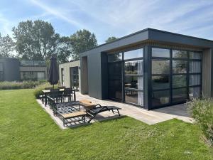 Κήπος έξω από το Enkhuizer Strand Chalet MeerZeit Dritte Reihe Haus Nr 212