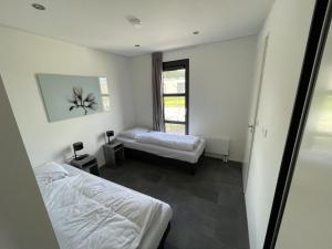 Ένα ή περισσότερα κρεβάτια σε δωμάτιο στο Enkhuizer Strand Chalet MeerZeit Dritte Reihe Haus Nr 212
