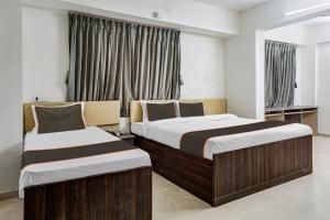 Cette chambre comprend 2 lits et une fenêtre. dans l'établissement Hotel Seven Hills, à Dāpuri