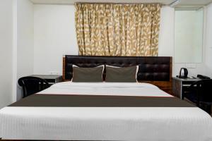 - une chambre avec un grand lit et 2 bureaux dans l'établissement Hotel Seven Hills, à Dāpuri