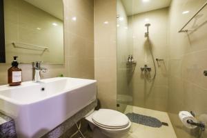 Ένα μπάνιο στο Spacious 2BR Apartment in BGC with Workspace & Washer