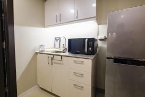 Η κουζίνα ή μικρή κουζίνα στο Spacious 2BR Apartment in BGC with Workspace & Washer