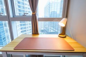 Φωτογραφία από το άλμπουμ του Spacious 2BR Apartment in BGC with Workspace & Washer στη Μανίλα