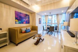 Χώρος καθιστικού στο Spacious 2BR Apartment in BGC with Workspace & Washer