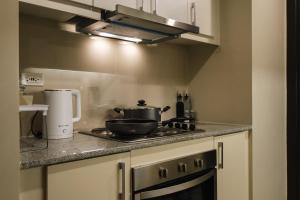 Η κουζίνα ή μικρή κουζίνα στο Spacious 2BR Apartment in BGC with Workspace & Washer
