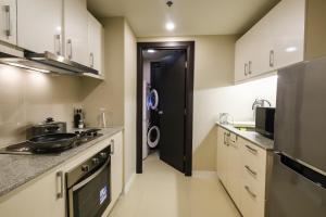 Η κουζίνα ή μικρή κουζίνα στο Spacious 2BR Apartment in BGC with Workspace & Washer