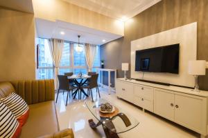 Μια τηλεόραση ή/και κέντρο ψυχαγωγίας στο Spacious 2BR Apartment in BGC with Workspace & Washer