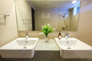 Ένα μπάνιο στο Spacious 2BR Apartment in BGC with Workspace & Washer