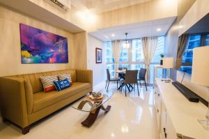Μια τηλεόραση ή/και κέντρο ψυχαγωγίας στο Spacious 2BR Apartment in BGC with Workspace & Washer