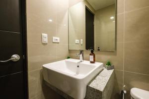 Ένα μπάνιο στο Spacious 2BR Apartment in BGC with Workspace & Washer