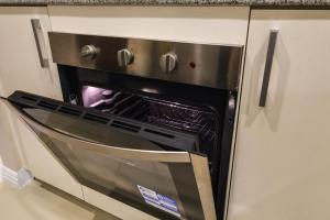 Η κουζίνα ή μικρή κουζίνα στο Spacious 2BR Apartment in BGC with Workspace & Washer