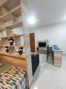 un salon avec un escalier et une salle à manger dans l'établissement Flat Brilho do Sol, à Olímpia