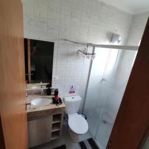 y baño con aseo, lavabo y ducha. en Flat Brilho do Sol en Olímpia