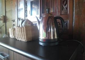 un bollitore per il tè su un bancone in cucina di Bujak Permai Villa Matahari Lombok NTB a Praya