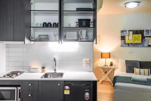 Virtuvė arba virtuvėlė apgyvendinimo įstaigoje Comfortable 1br Nest In Melbourne Cbd