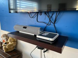 Casa في بونتا أريناس: جهاز توجيه يجلس على رف مع
