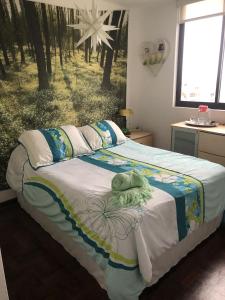 um quarto com uma cama grande e uma pintura na parede em Best View of Pimentel em Pimentel