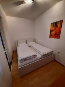 a small bedroom with a bed in a room at Gipfelstürmer in Hahnenklee-Bockswiese