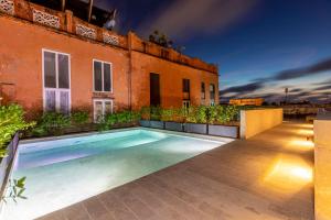 una piscina en el patio trasero de un edificio en Cinco Quintas Hotel Boutique By SOHO en Cartagena de Indias