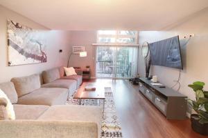 Posezení v ubytování Relaxing Loft in Scenic San Diego