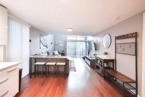 Kuchyň nebo kuchyňský kout v ubytování Relaxing Loft in Scenic San Diego