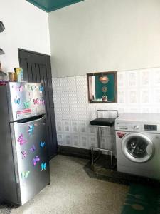 eine Küche mit einem Kühlschrank und einer Waschmaschine in der Unterkunft City Oasis Home Stays by Siima in Kampala