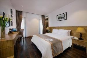 Postel nebo postele na pokoji v ubytování Hanoi Paon Hotel & Spa