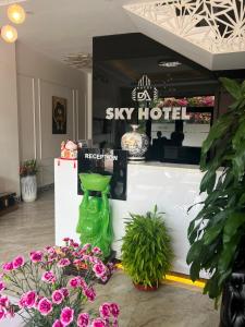 sklep z zieloną wazą i kwiatami w obiekcie Sky Hotel w mieście Bắc Giang