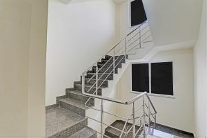 un escalier dans une maison avec rampe en métal dans l'établissement The Bunglo (Villa), à Allahābād