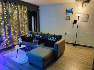 - un salon avec un canapé et une table dans l'établissement Relax Home Aeropuerto, à Chetumal