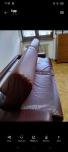 - un lit avec un oreiller brun au dessus dans l'établissement Breakfast around the mountains, à Nebbiu