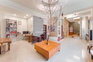 a living room with a vase on a table at 自由之丘民宿 l 寵物友善 in Taitung City