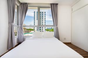 1 dormitorio con cama y ventana grande en Convinia Luxury Starhill en Ho Chi Minh