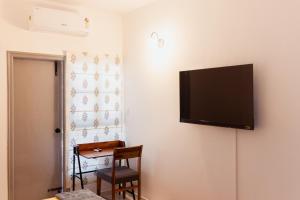 班加羅爾的住宿－Luho C 7，挂在墙上的平面电视