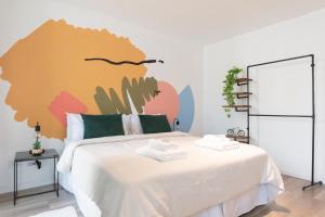1 dormitorio con 1 cama con un mural de cactus en Fliphaus Honduras 5700 - Lux 5 Bd Pool & Bbq en Buenos Aires